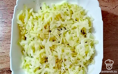 Картофель натрите на крупной терке, уложите сверху консервы. По желанию можете каждый слой посолить по вкусу.