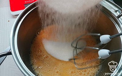 В яйца комнатной температуры добавить щепотку соли. Начать взбивать, постепенно добавляя весь сахар. Взбивать около 5 минут, до пышности.