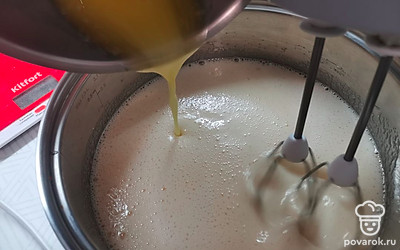 Добавить молоко комнатной температуры или слегка теплое. Также положить растопленное, но не горячее сливочное масло. Хорошо взбить. 