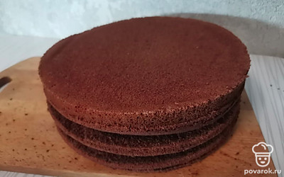 Бисквит готов. Осталось остудить и разрезать каждый на два коржа. Можно собирать торт!