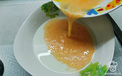 Добавить слегка взбитые яйца. Перемешать.