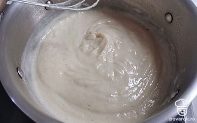 Довести смесь на среднем огне до кипения и загустения. Снять с плиты. Накрыть пленкой и остудить до комнатной температуры. 