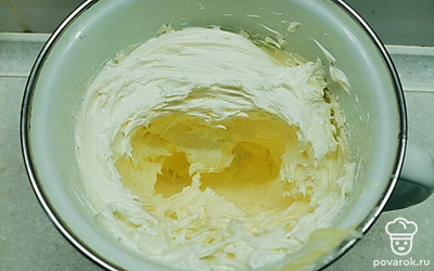 Мягкое сливочное масло хорошо взбить около 5 минут. 