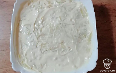 Картофельный слой смажьте майонезом.