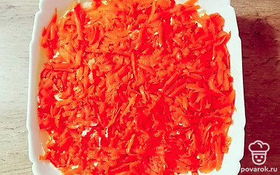 Морковь натрите на крупной терке и уложите следующим слоем. Смажьте майонезом.