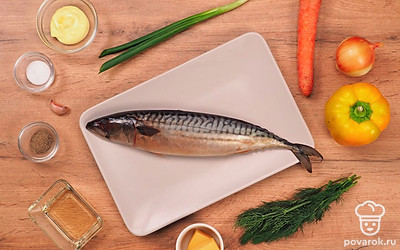 Удобно разложите все продукты. Разморозьте скумбрию заранее. Помойте и очистите от кожуры все овощи. Очистите перец от семян и перегородок. Помойте зелень.