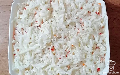 Белки яичные натрите на крупной терке, уложите следующим слоем. Приправьте майонезом.