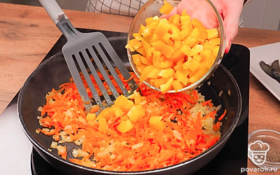 Нарежьте овощи. Измельчите на кубики сладкий перец и репчатый лук На терке натрите морковь. Чеснок нарежьте на 4 пластины. Кусочки чеснока обжарьте на сковороде в растительном масле и уберите их. В чесночном масле обжарьте лук и морковь в течение 3-4 минут. Добавьте перец и продолжайте обжаривать еще 2 минуты. Посолите, поперчите по вкусу. Мелко порубите зелень и добавьте к овощам. Уберите сковороду с плиты.