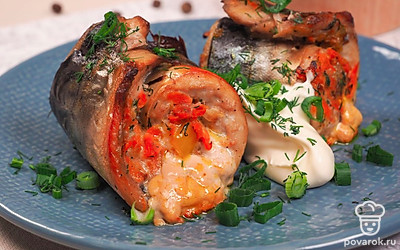 Готовую скумбрию разложите на тарелки по 2 кусочка, украсьте майонезом и посыпьте мелко нарезанным зеленым луком.