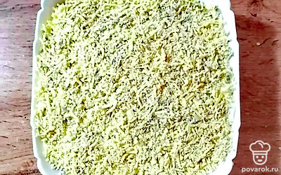 Желтки яичные натрите на мелкой терке и равномерно посыпьте последним слоем. Салат готов, приятного аппетита!