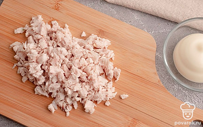 Для приготовления 4 порций фаршированных яиц нам понадобится половинка отварного куриного филе, примерно 80 г. Нарежьте курицу мелкими кубиками.