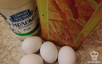 Из 500 миллилитров молока, яиц, муки и растительного масла замесите тесто на блинчики.