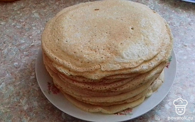 Испеките тонкие и несладкие блинчики. Понадобится 15-20 штук. 