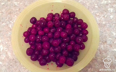 Вишню освободите от косточек. Если она замороженная, разморозьте.