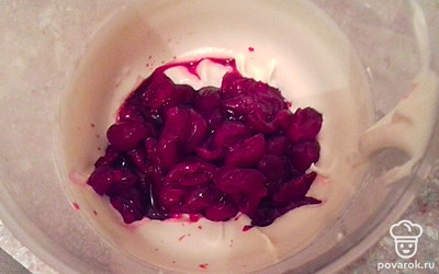 Сметану взбейте с сахарной пудрой до кремообразного состояния. Подогрейте молоко, добавьте туда кофе и сахар, размешайте, чтобы все растворилось. Вишню добавьте в крем, размешайте. Несколько ягод оставьте для украшения. 