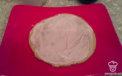 Соберите торт. Выложите блин, полейте кофейной смесью (1-2 ч. л.), дайте впитаться и нанесите крем. Так поступайте с каждым блинчиком. 