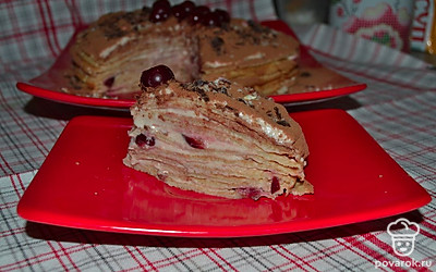 Есть блинный торт можно сразу. Но, как и любому торту, ему лучше постоять хотя бы пару часиков.