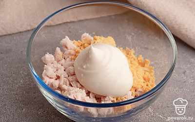 В миску выложите мелко нарезанное куриное филе и измельченные желтки. Добавьте майонез, все перемешайте.