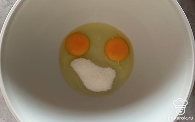 Яйца взбиваем с 1 столовой ложкой сахара.