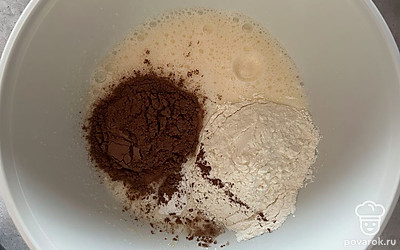 Добавляем 500 миллилитров молока, муку, разрыхлитель, растительное масло и какао-порошок. Все хорошо перемешиваем.