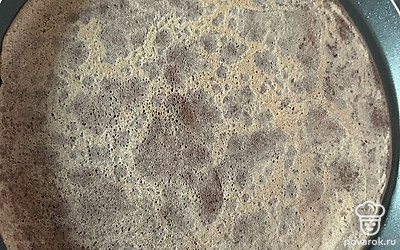 Наливаем небольшое количество теста на сковороду и выпекаем блинчики с двух сторон.