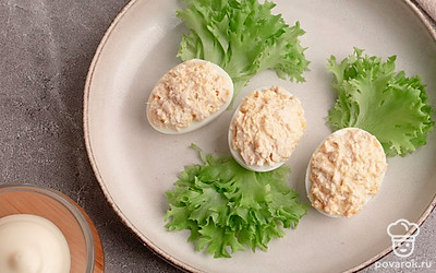 Фаршированные яйца с курицей готовы. Приятного аппетита!