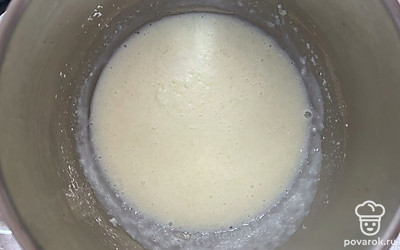 Смешиваем крахмал, 3 столовые ложки сахара, 350 миллилитров молока и варим до загустения. Остужаем наш крем.