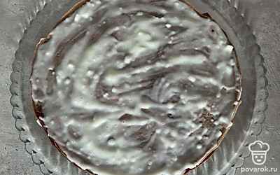 Каждый блинчик промазываем кремом. Ставим в холодильник примерно на 1 час.