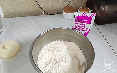 Смешайте яйца молоко, сахар, соль, муку. Взбейте миксером до однородной массы.