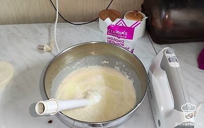 Добавьте подсолнечное масло и еще раз взбейте до однородной массы.