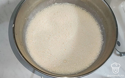 Влейте крутой кипяток, перемешайте тесто.