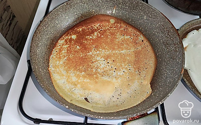 Пожарьте блины из всего теста. Из этого количества теста должно получиться 27-30 блинов.