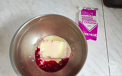 Смешайте творожный сыр со сгущенкой, добавьте сок замороженной вишни. Взбейте крем миксером до однородной массы.