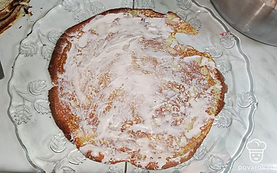 Смазывайте каждый блин творожным кремом.