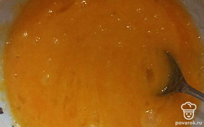 Смешать 5 яиц с двумя стаканами сахара. 