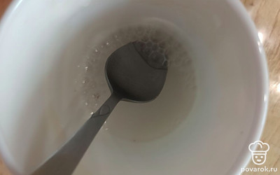 Добавить кефир и соду, погашенную уксусом. 