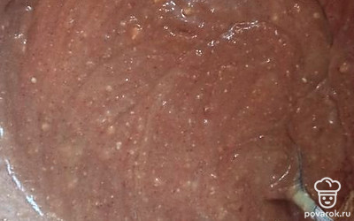 Разделить тесто пополам, в одну половину добавить 3 столовые ложки какао. 