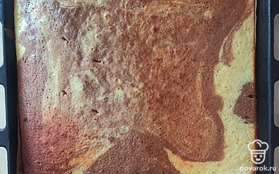 Вылить тесто в форму, запекать при 180 градусах до готовности. 