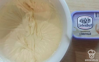Взбить 200 граммов сливочного сыра, 70 граммов сливочного масла и 100 граммов сахарной пудры. 