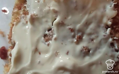 Разрезать торт на два коржа, середину смазать кремом. 