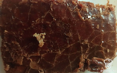 Смешать 0,5 стакана сахара, 3 столовые ложки какао, 1 столовую ложку молока, закипятить. Добавить 30 граммов сливочного масла. Перемешать. Полить торт получившейся помадкой. 