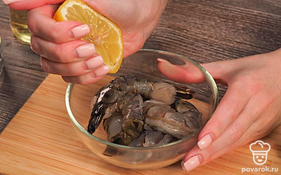 Приготовьте креветки во фритюре. Креветки сбрызните лимонным соком. Перемешайте и оставьте на столе.