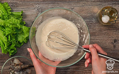 Сделайте кляр. В миске смешайте муку, соль, молотый имбирь и соду. Небольшими порциями, помешивая, введите воду. Добавьте кунжут и размешайте.