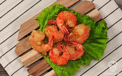 Чтобы сделать подачу блюда более эффектной, выложите креветки на листья салата.