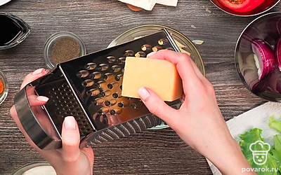 Тщательно промойте листья салата под холодной проточной водой. Разложите их на бумажном полотенце, чтобы впиталась лишняя жидкость. Возьмите пармезан или любой другой твердый сыр, нарежьте его тонкими слайсами или натрите на крупной терке. Помидоры и лук помойте и нарежьте небольшими полукольцами. Удобно разложите все продукты.