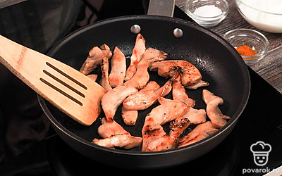 Приготовьте курицу. Нарежьте филе на брусочки. Разогрейте масло в сковороде. Выложите мясо и обжарьте до появления корочки. Добавьте приправы, в том числе соль, перец и куркуму. Хорошо перемешайте и оставьте тушиться 3 мин.