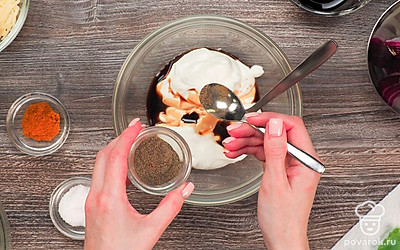 Сделайте соус. В миску выложите сметану, соевый соус, соль и черный перец. Тщательно перемешайте до однородности.