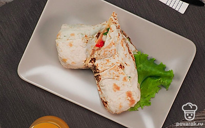 Перед подачей разрежьте цезарь ролл наискосок на две части.