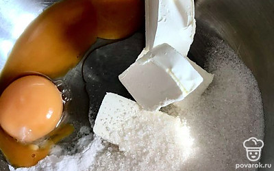 Смешиваем 2 желтка (белки отделяем и отправляем в холодильник), 100 граммов маргарина, 100 граммов сахара, щепотку соли и ванилин. Добавляем 200 граммов муки и 1 чайную ложку соды.