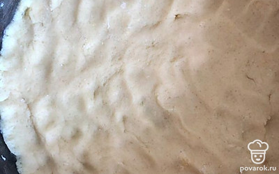 Все хорошо перемешиваем и выкладываем в форму, заранее смазав ее сливочным маслом или маргарином. Отправляем в духовку при 180 градусах на 15 минут.